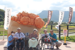 「道の駅なかつ」の新フォトスポット！からあげモニュメント前で記念撮影