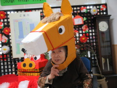 職員手作りのかぶりもの🐎とても似合ってますね！