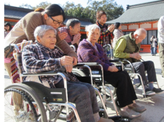 今年も元気に過ごせますように！あれっ一人カメラ目線の人、誰～れ？