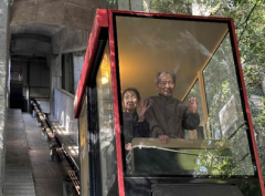 笑顔で手を振り返しながらゆっくりとモノレール到着！