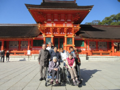 初詣の思い出に一枚📷本殿をバックにご利益がありますように。