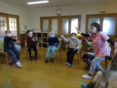 ハイ！真似をして！バランス感覚が鍛えられる！